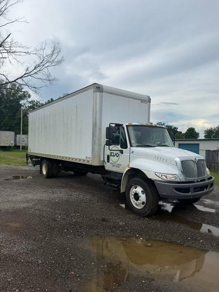 International 4300 Medium-Duty Straight Truck, 2018 – 24′ Box Truck, Cummins Diesel, Allison Automatic