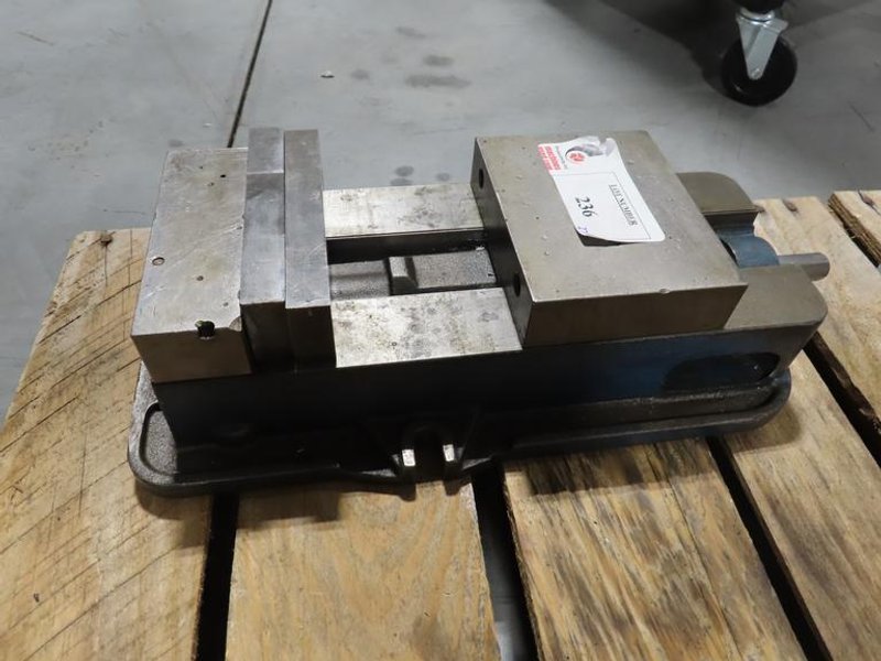 Kurt D675 6" Machine Vise with Steel Jaws- Auction Item