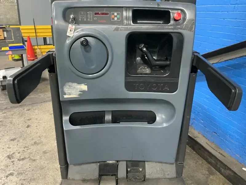 TOYOTA 3000 LBS ELECTRIC ORDER PICKER  -  6BPU15