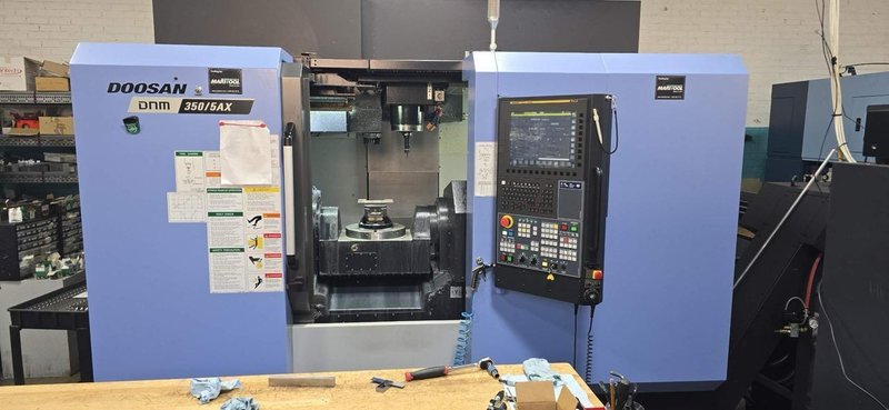 Doosan DNM350/5AX VMC, 2021 – Renishaw Probe, Chip Conveyor, TSC