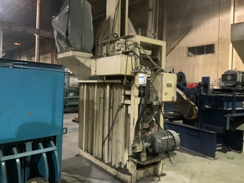 SELMA VERTICAL INDUSTRIAL BALER . STOCK# 1263622