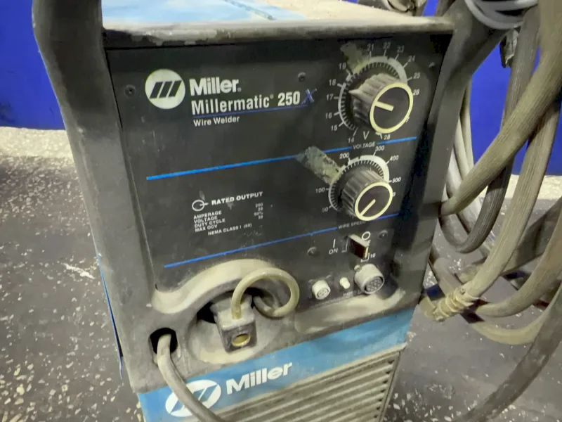 MILLER 200 AMP WELDER   -  MILLERMATIC 250