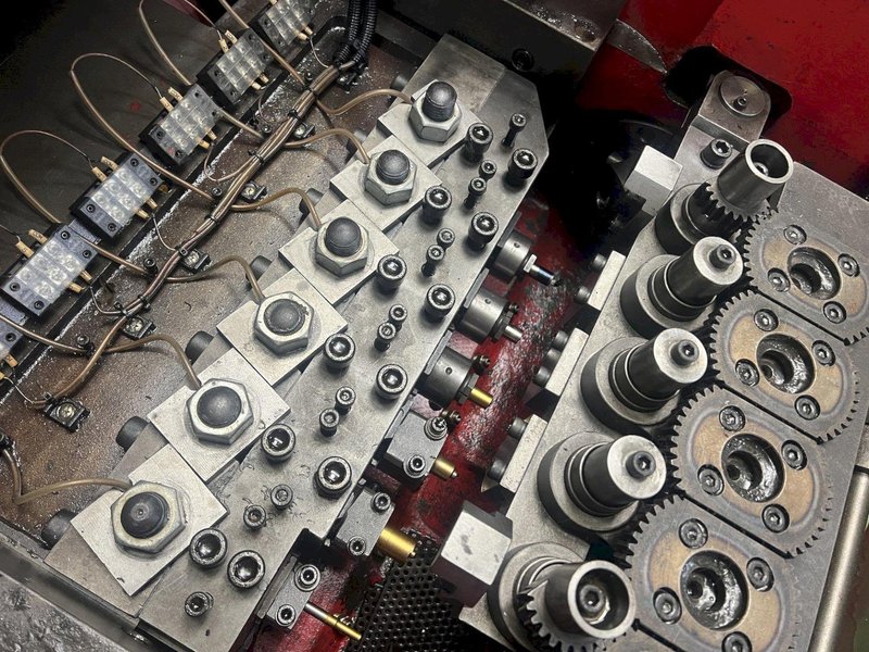 Dah-Lian Model NF 17B-6S Six Die Nut Forming Machine