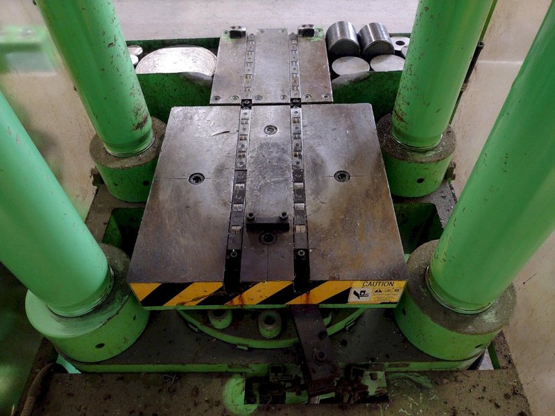 300 TON KOHSHIN MODEL #300TF HYDRAULIC 4-POST PRESS 6.5" STROKE: STOCK #16214