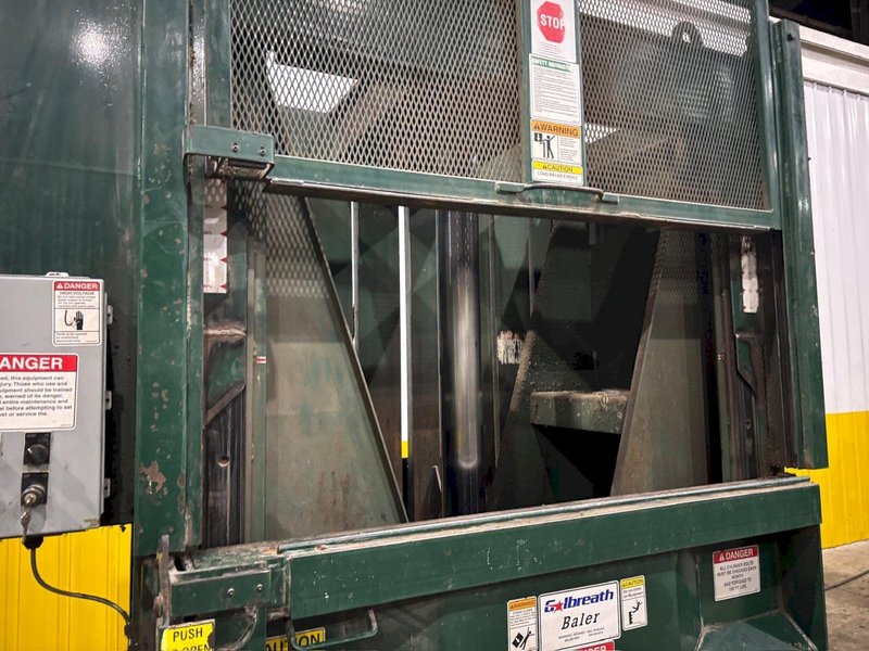 30&quot; x 60&quot; GALBREATH PATRIOT MODEL #VBPAT-3060 HYDRAULIC VERTICAL BALER: YOBRO #24417