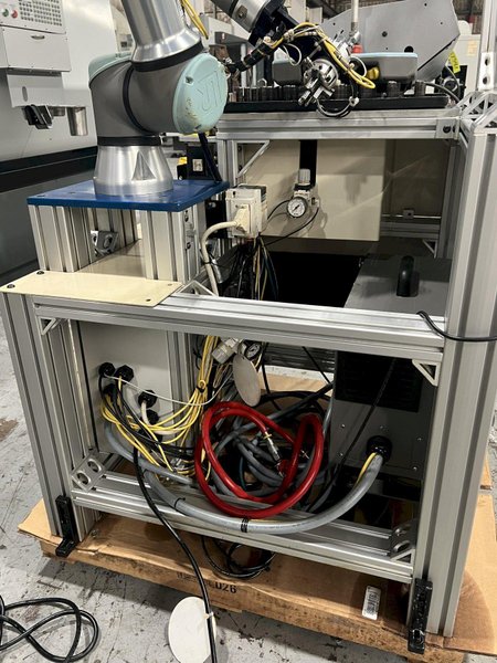 Universal Robots UR5e Cobot With Parts loading base/station. New-2021