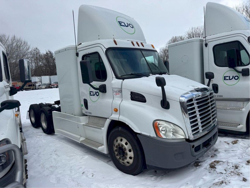 2014 Freightliner Cascadia Day Cab Semi Truck w/ APU – Detroit DD15 455HP, Eaton Fuller 10-Speed, Tandem Axle Class 8 Highway Tractor