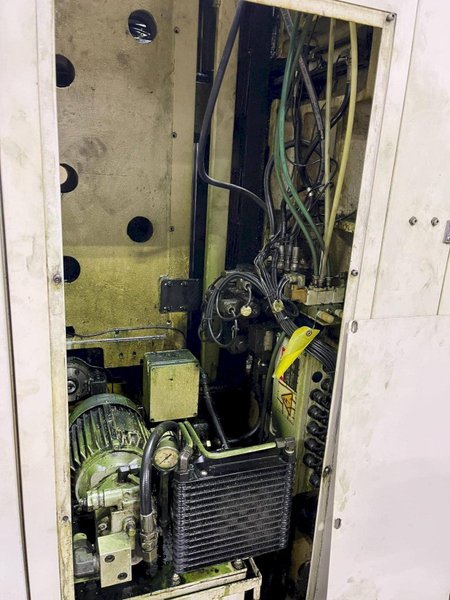 Daewoo DHP-400 HMC, 2002 – Fanuc Control, Chip Conveyor