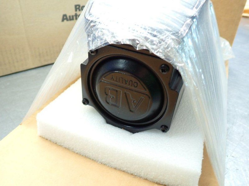 ALLEN BRADLEY MP-SERIES KINETIX SERVO MOTOR  -  MPL-B320P-HK24AA