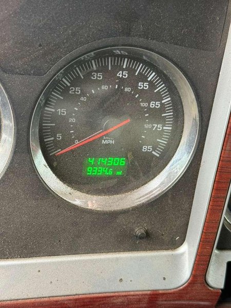 Kenworth T800 Roll Off Hoist Truck, 2006 – CAT Diesel, Manual 8LL, 60,000 lb Hoist, Tri-Axle, Work Ready