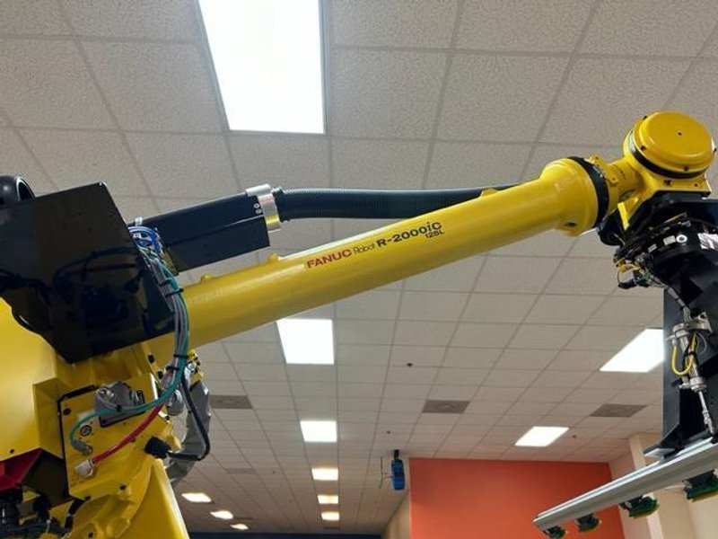 Fanuc R-2000iC 125L Industrial Robot, 2021 – Very low hours, 6-axis