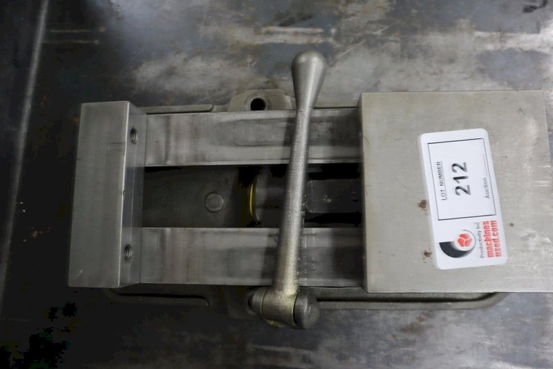 Kurt D-60 6" Machine Vise with Handle- Auction Item