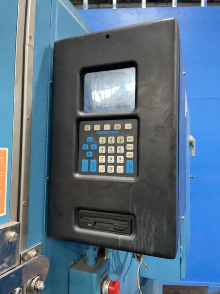 THERMOTRON INDUSTRIES 28” X 28” X 30” CHAMBER ENVIRONMENTAL TEST CHAMBER W/ SHAKER  -  FX-12-CHV-5-5