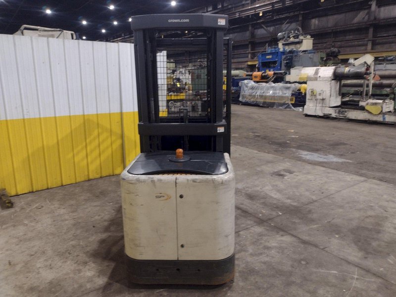 3,000 LB CROWN MODEL #SP 3500 ELECTRIC ORDER PICKER FORKLIFT 2018 : YOBRO #25407