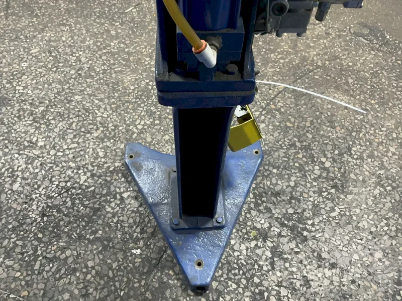 CHICAGO RIVET &amp; MACHINE CO. JAWS 58, ANVIL 387, DRIVER 1046 RIVETER  -  190-86