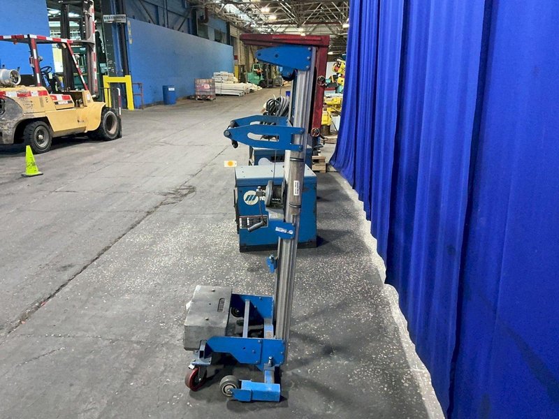 GENIE 500 LBS HAND CRANK LIFT  -  GL-4