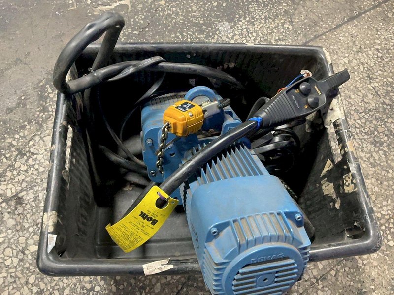MANNESMANN DEMAG 13 FT HOOK PATH, 2000 LBS ON 2/1 FALL ELECTRIC CHAIN HOIST  -  DKUN5-500-KV1F4