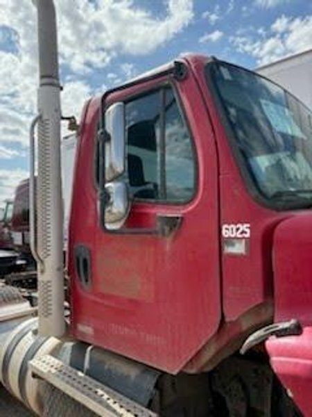 Freightliner Business Class M2 112 Day Cab Truck, 2011 (2)