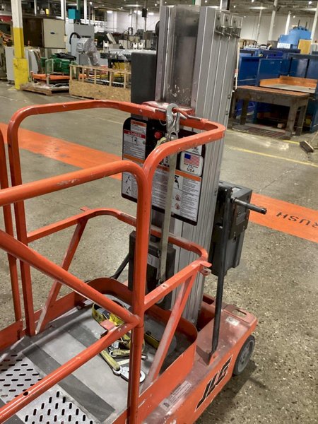JLG 12SP VERTICAL MAN LIFT USED