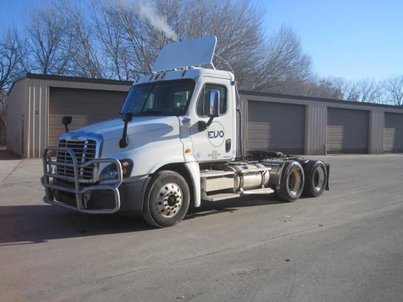 2010 Freightliner Cascadia Day Cab Semi Truck