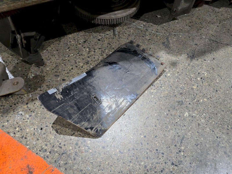 CLARKE 505-230 LP FLOOR SCRUBBER USED SLIGHT DAMAGE