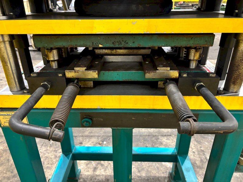 7 TON AIRAM MODEL #AP7 PNEUMATIC CUTOFF PRESS: YOBRO #24501