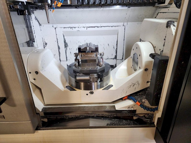 Okuma Genos M460V-5AX 5-Axis CNC VMC, 2021 – Robot Loader, Chip Conveyor, Mist Collector