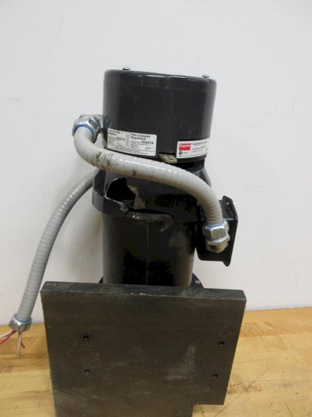 DAYTON AC Gearmotor Model 6Z400A: Parallel, Single Output Shaft, Split-Phase, TEFC, 8.5 RPM, 974 in-lb Max Torque with Dayton 4Z447A Magnetic Disc Brake- Auction Item