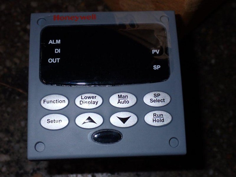 HONEYWELL DIGITAL CONTROLLER  -  UDC3200 / DC3201-CE-100R-210-10000-00-0