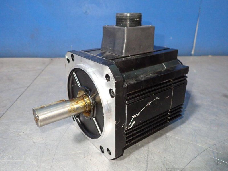 OMRON 0.9 KW AC SERVO MOTOR  -  R88M-K90010F-BS2