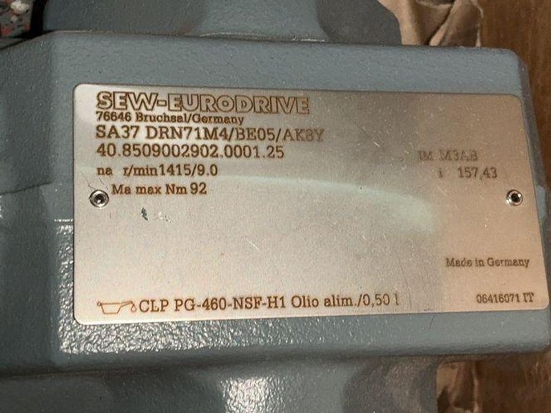 SEW-EURODRIVE 0.37 KW, 1730 RPM GEARMOTOR  -  SA37 DRN71M4/BE05/AK8Y
