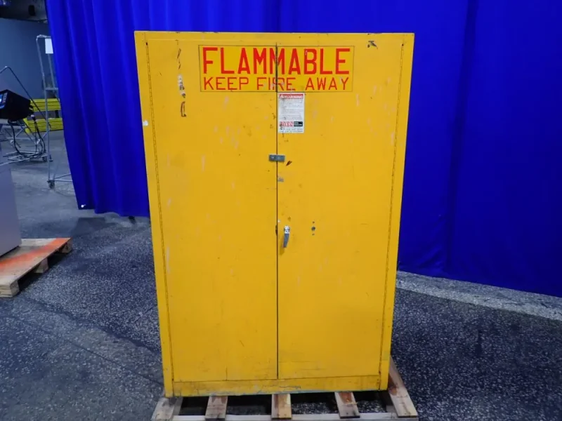 LYON 45 GAL FLAMMABLE LIQUID STORAGE CABINET