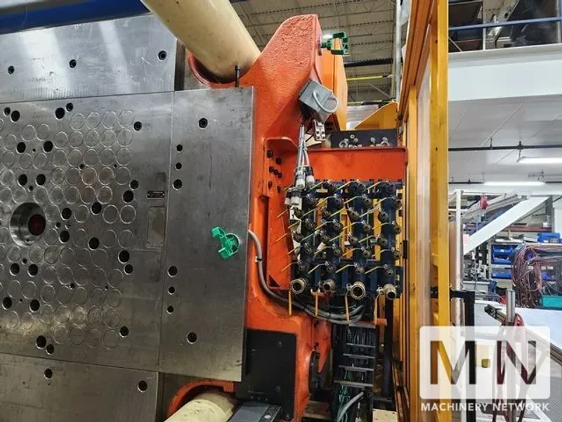 1100 TON 210 OZ HUSKY MODEL H1000RS135-115 INJECTION MOLDING MACHINE MFG 2005