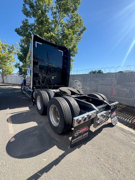 Kenworth T800 Sleeper Truck, 2019 – Heavy-Duty 6×4 Semi Tractor, Cummins/PACCAR Power, Sleeper Cab