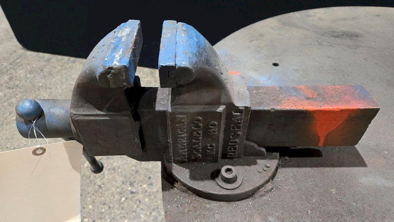 STEEL WELDING TABLE WITH VISE