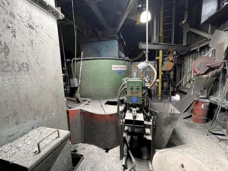 2008 B and P model 100b sand muller s/n hoodb-105 , 250 hp , 84700 gearbox, 2010 Harley compactability controls s/n sn18pc0662, 2550 test unit, bond feed system