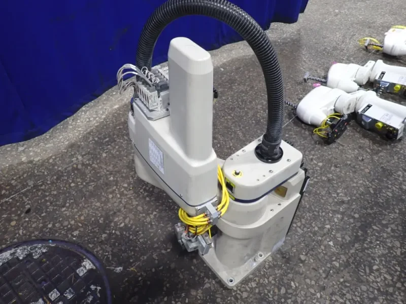 OMRON ADEPT INDUSTRIAL ROBOT   -  ECOBRA 600