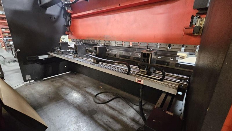 138 Ton x 13′ Amada HFB 125-40 CNC Press Brake, 1996 – 6 Axis Backgauge