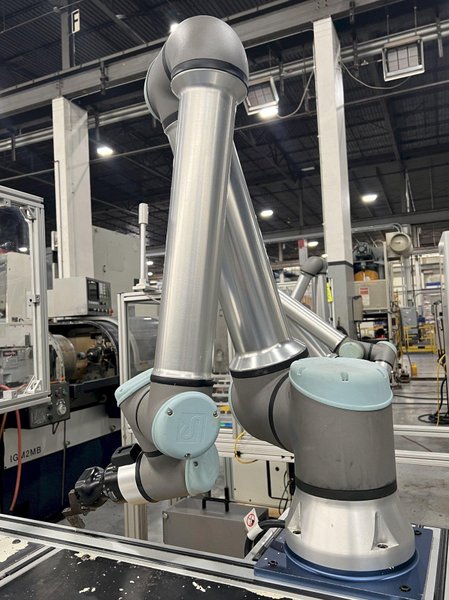 Universal Robots UR10e Cobot With Parts loading base/station. New-2020