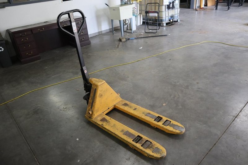 ULINE H-1366 Pallet Jack, 36" Long Forks, 20.5" Width of Forks- Auction Item