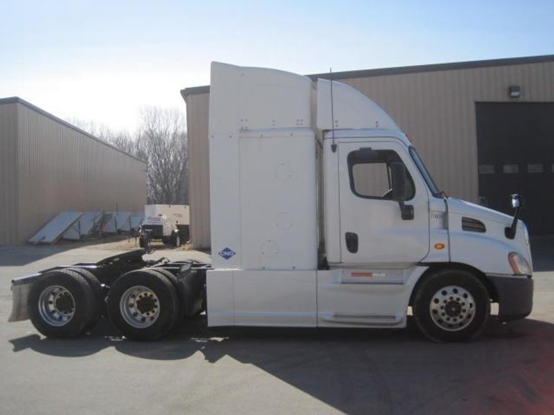 2015 Freightliner Cascadia Day Cab LNG – Cummins ISX12 G 400 HP, 10 Speed, Natural Gas Tractor