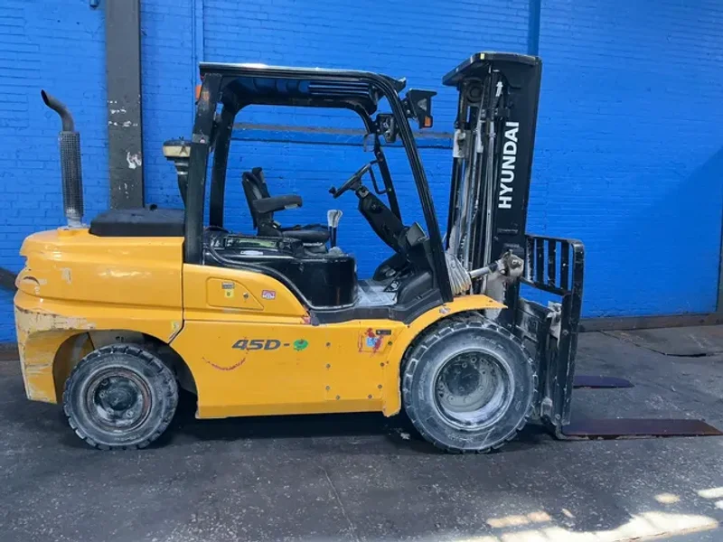 HYUNDAI 9020 LBS DIESEL FORKLIFT  -  45D-9