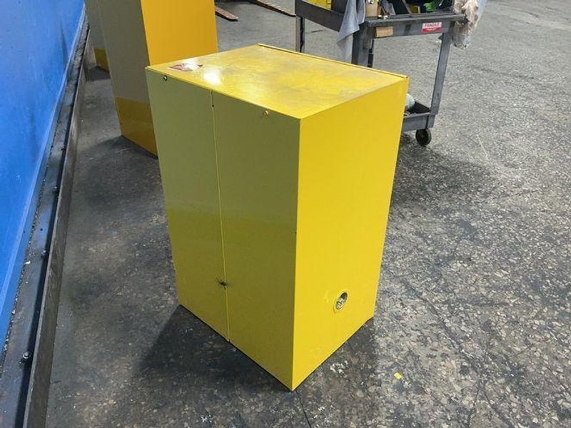 JUSTRITE 12 GALLONS FLAMMABLE LIQUID STORAGE CABINET  -  SURE-GRIP EX