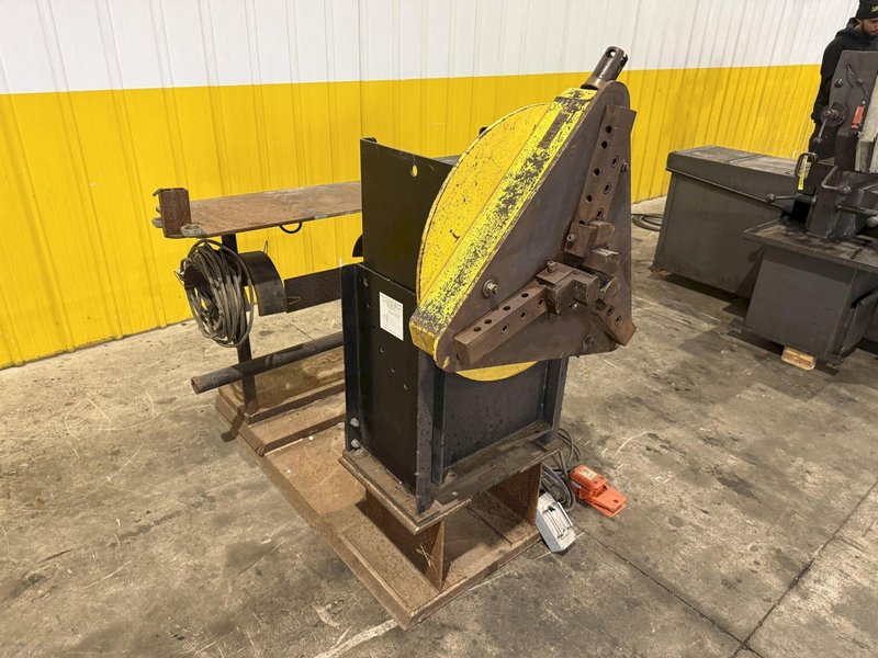 1,250 LB STINGER MODEL #P-1250 PIPE WELDING POSITIONER WITH 30" GRIPPER CHUCK: YOBRO #25216