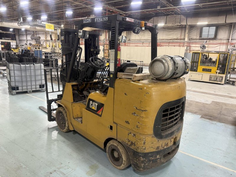 10,000 LB CAT MODEL #GC45KSWB LP GAS FORKLIFT W/ RICE LAKE INTEGRATED SCALE SYSTEM: YOBRO #25941