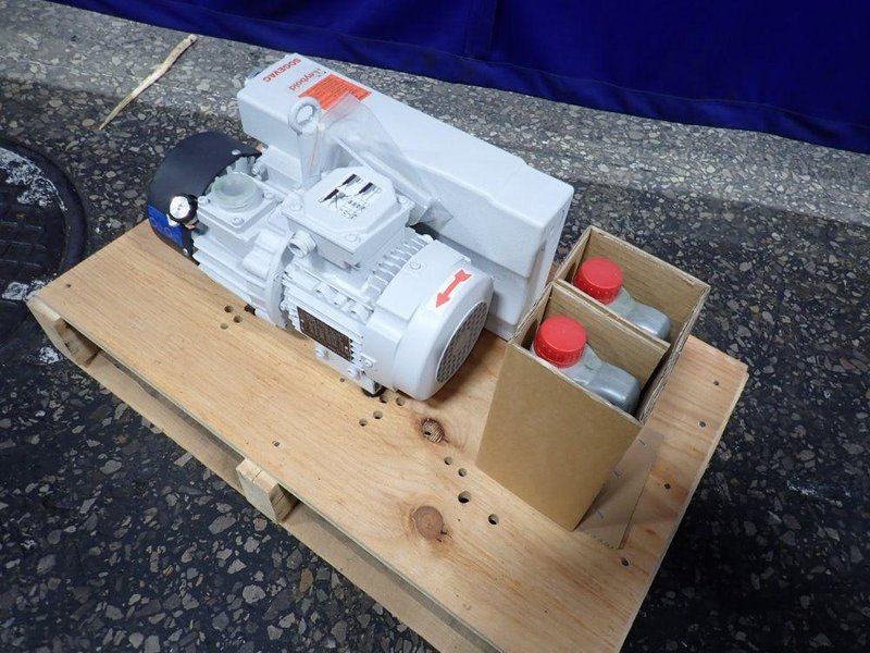 LEYBOLD 1.10 KW VACUUM PUMP  -  SV28BI 960273