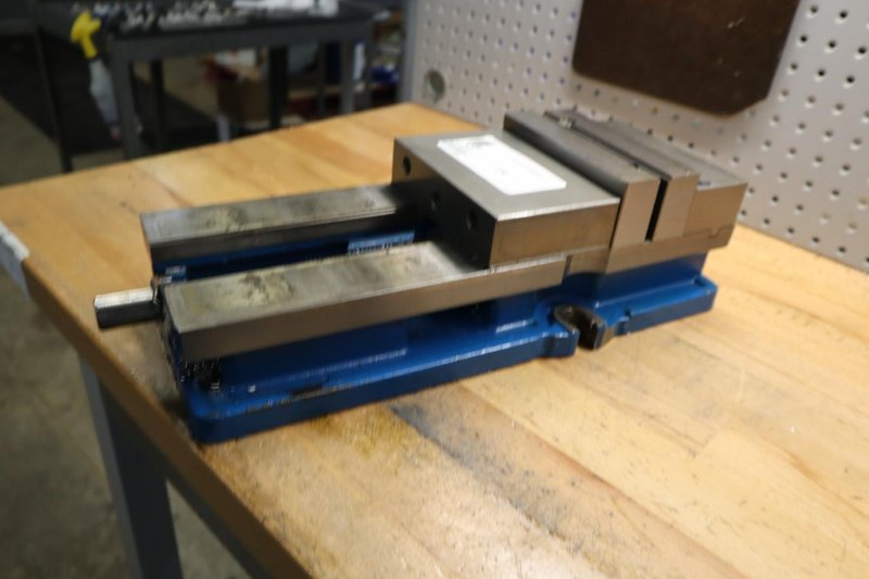 Kurt DX6 6&quot; Machine Vise, Steel Jaws, Handle- Auction Item