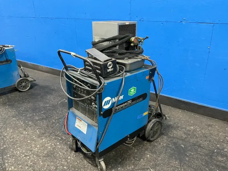 MILLER 250 A WELDER  -  SYNCROWAVE 250