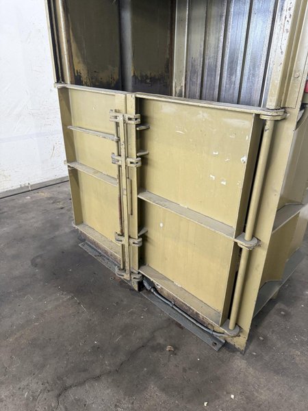 54&quot; X 40&quot; PIQUA SERIES 40 VERTICAL BALER. STOCK # 0131825