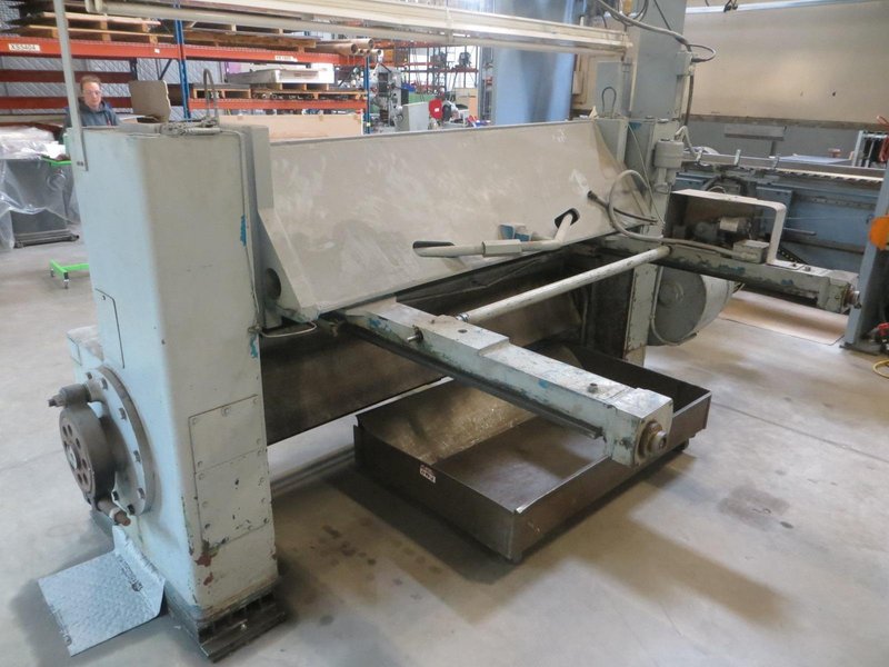 Niagara Model 76B 1/4 Power Squaring Shear with  5&#039; Squaring Arm and 2-Front Sheet Supports- Auction Item